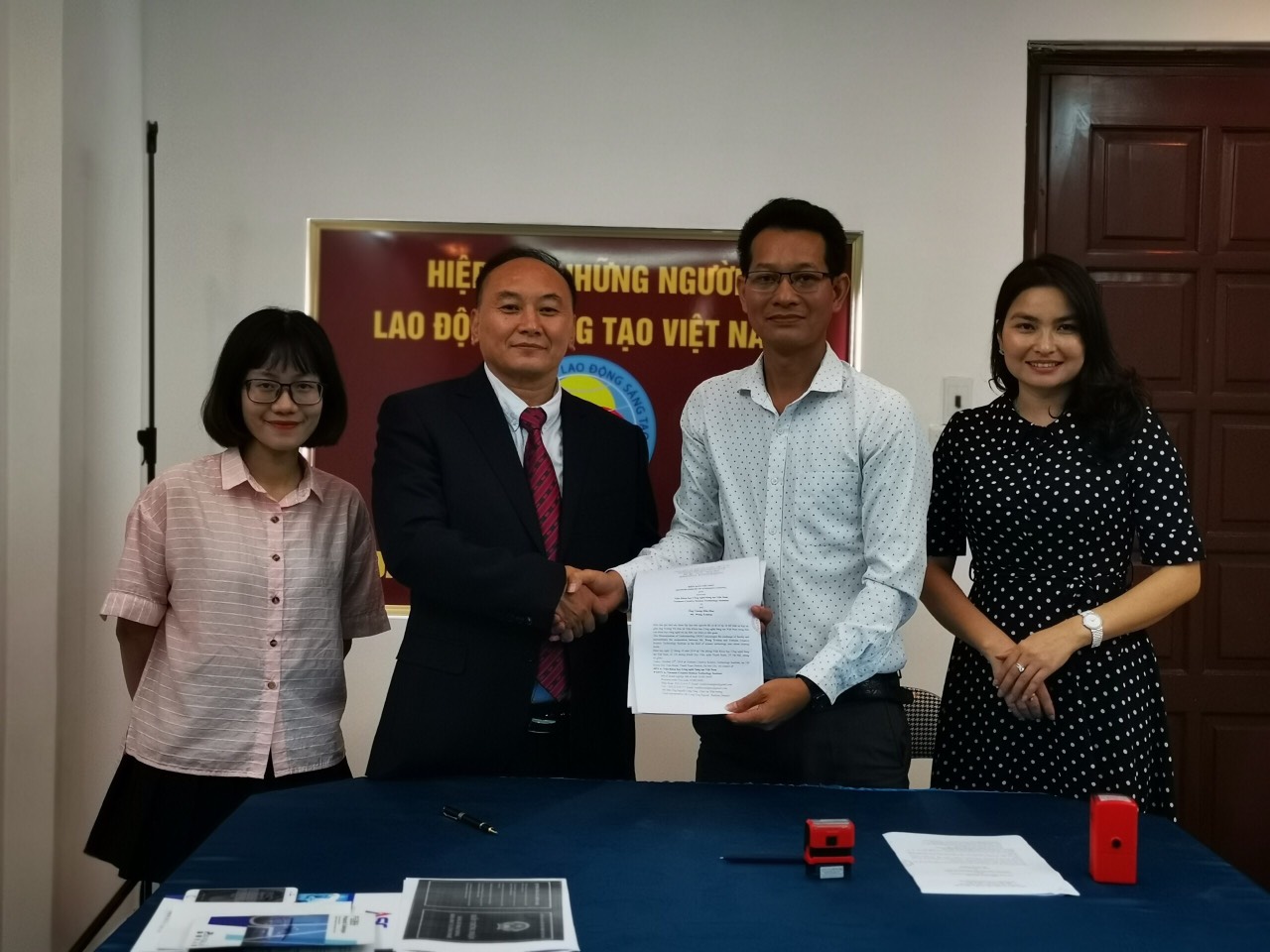 Ký kết, bàn giao hợp tác