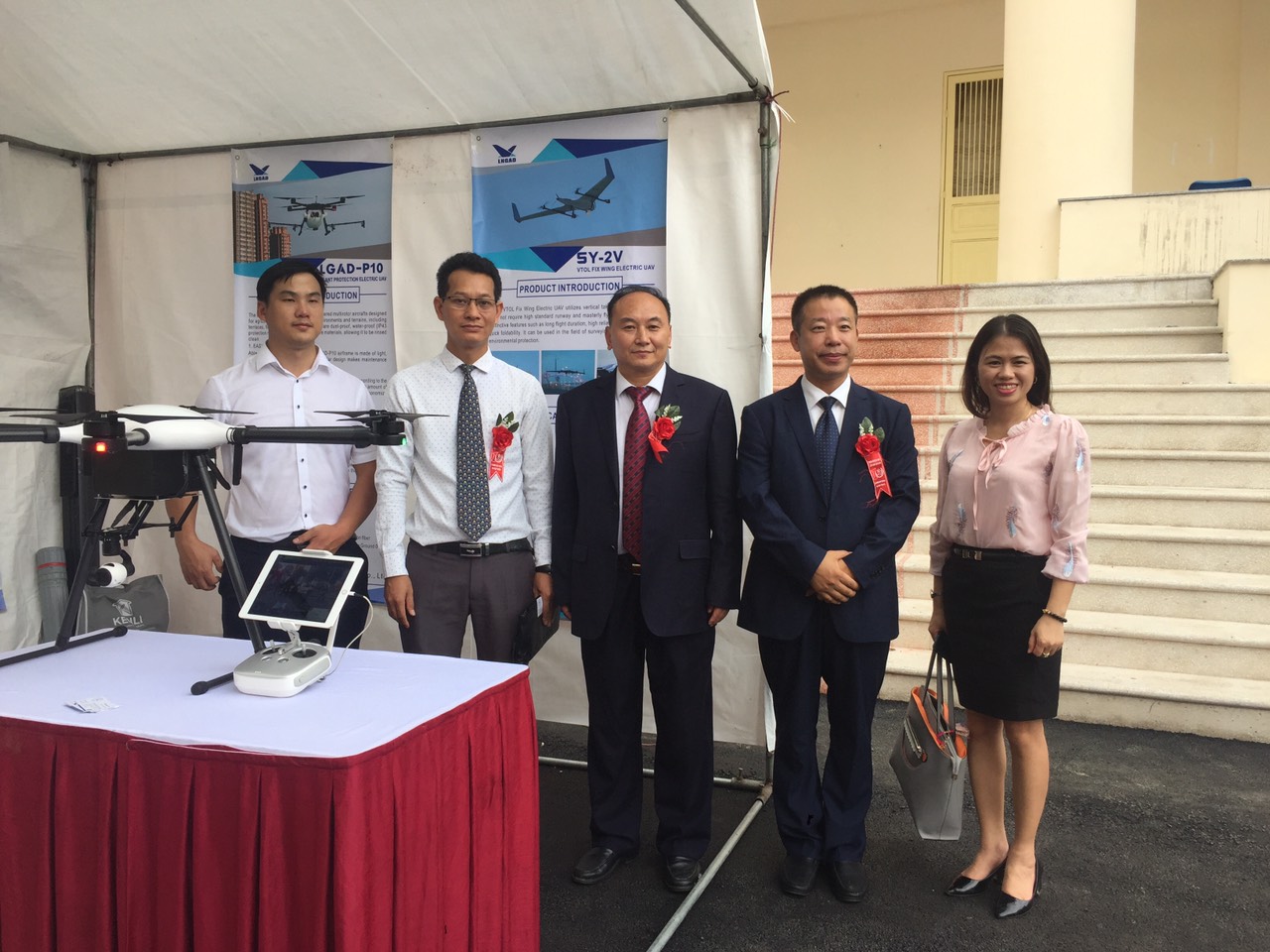 Lãnh đạo Viện trải nghiệm công nghệ máy bay không người lái