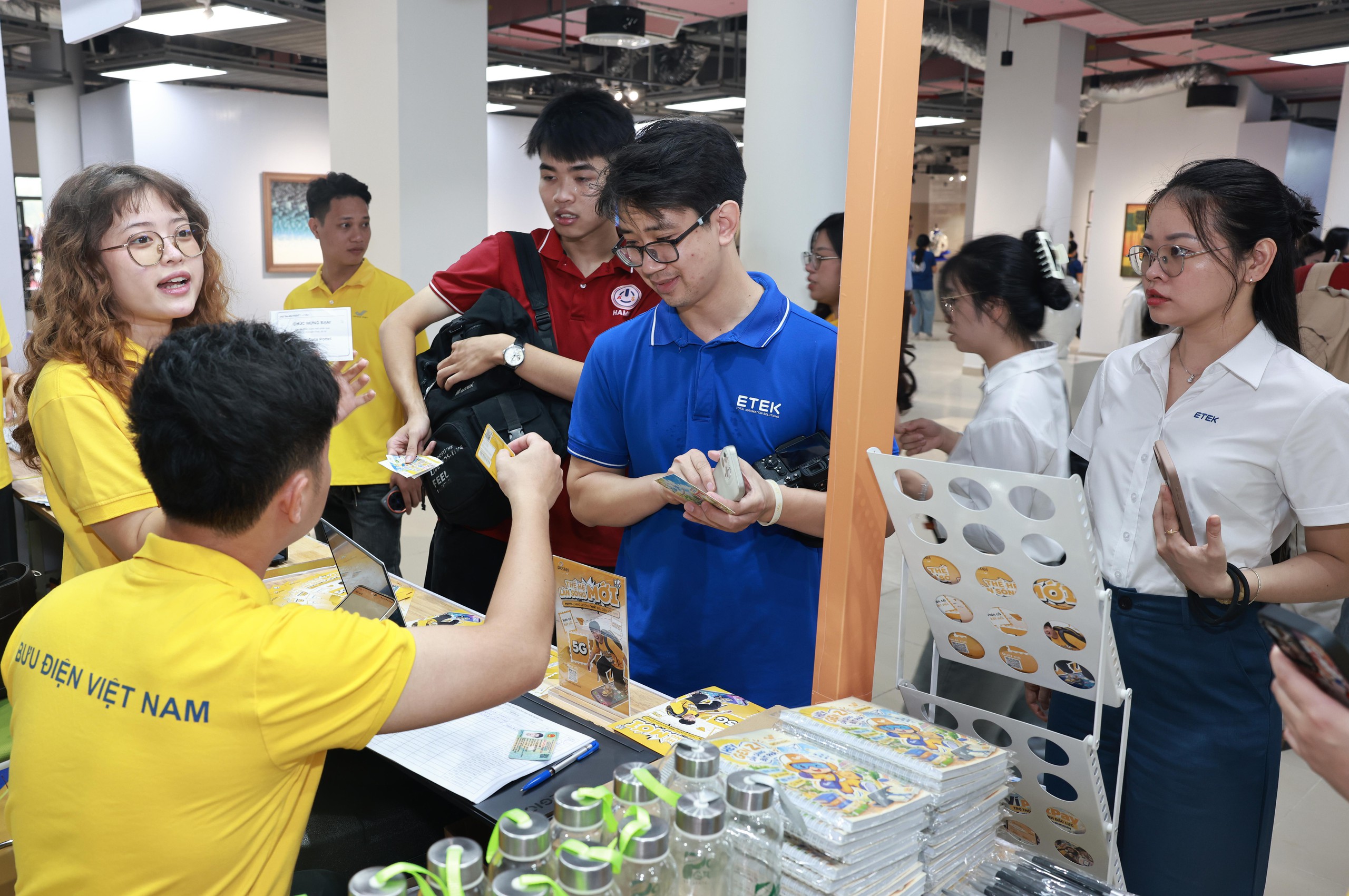 Vietnam Post đưa hệ sinh thái dịch vụ và công nghệ đến với sinh viên ĐHQG Hà Nội- Ảnh 8.