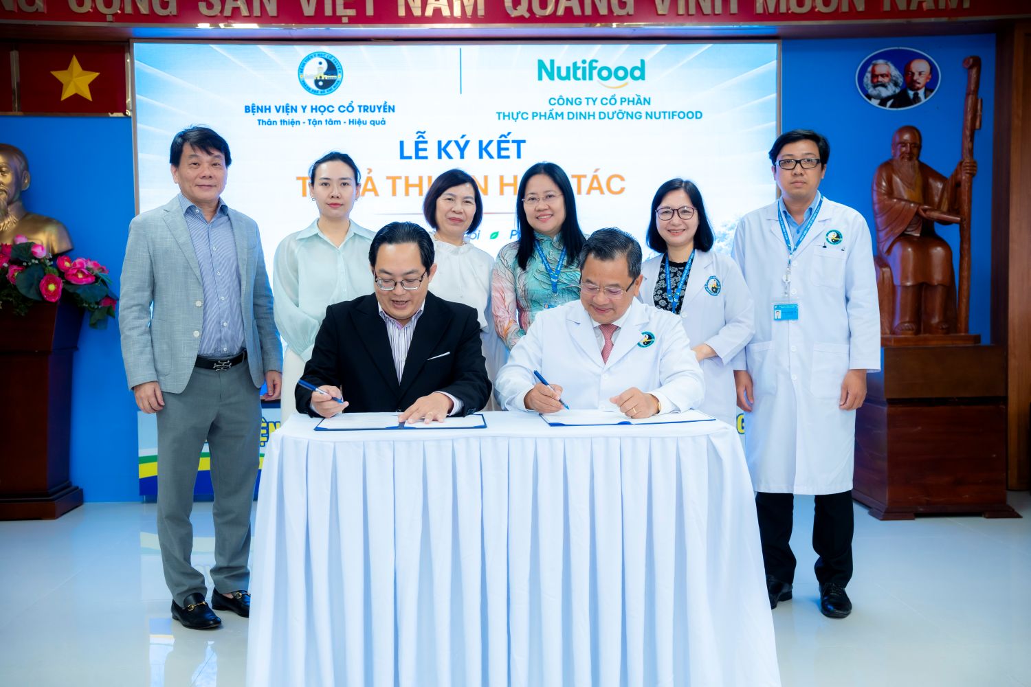 Nutifood và Bệnh viện Y học cổ truyền TPHCM hợp tác phát triển giải pháp dinh dưỡng từ dược liệu Việt- Ảnh 1.